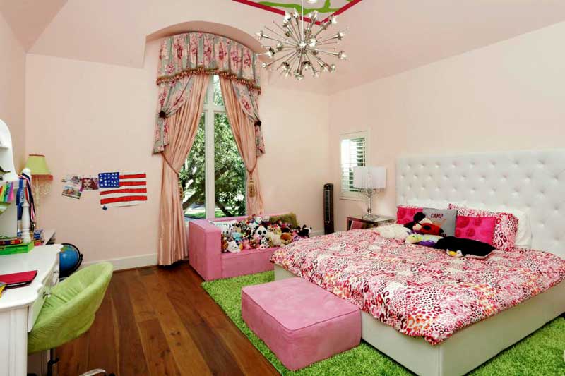 Teenage Girl Bedroom with Preppy Pink and Green Color Palette