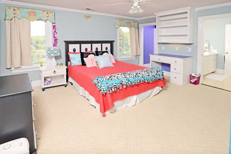 Traditional Teenage Girl Bedroom