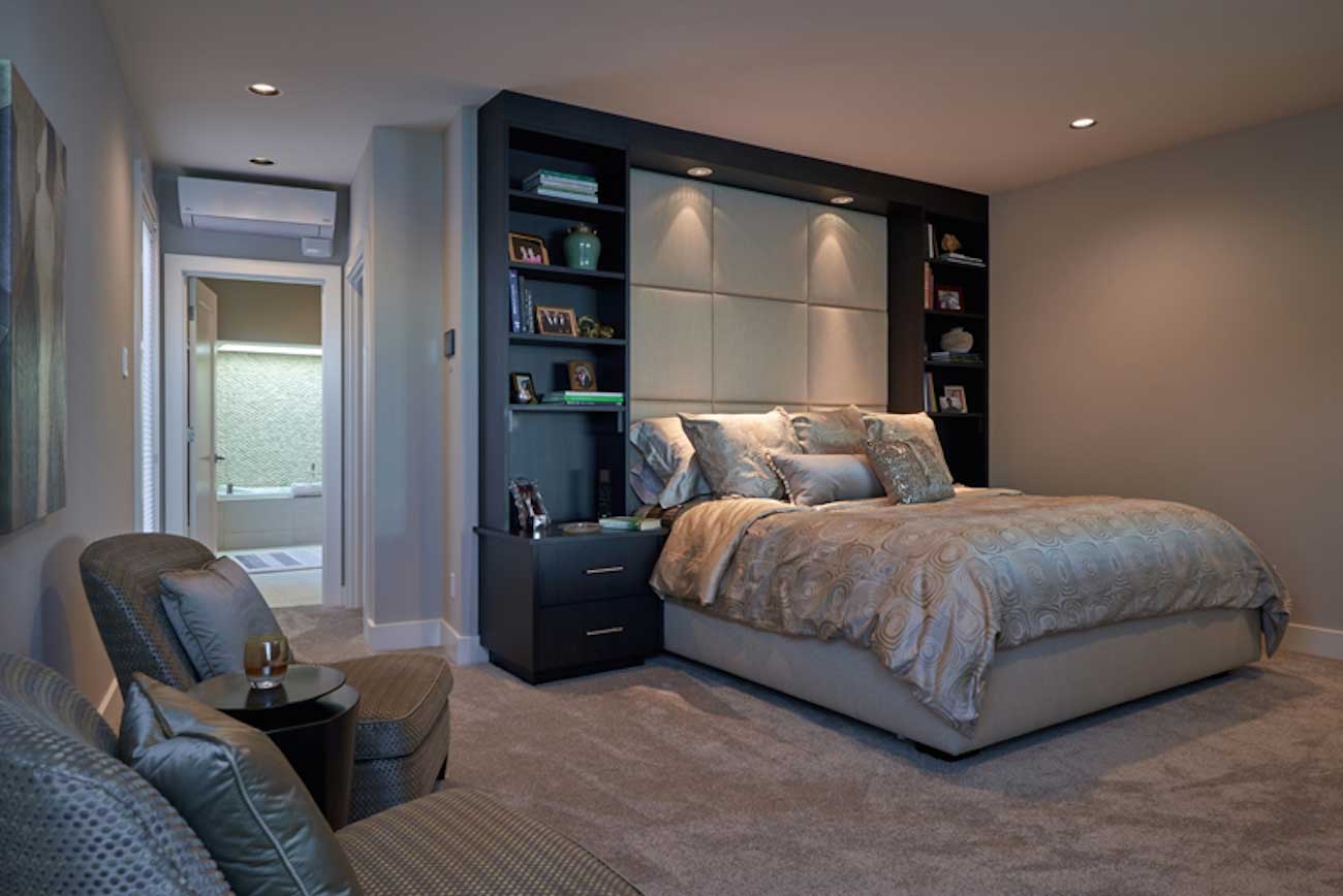 modern bedroom with Overhead cans lighting