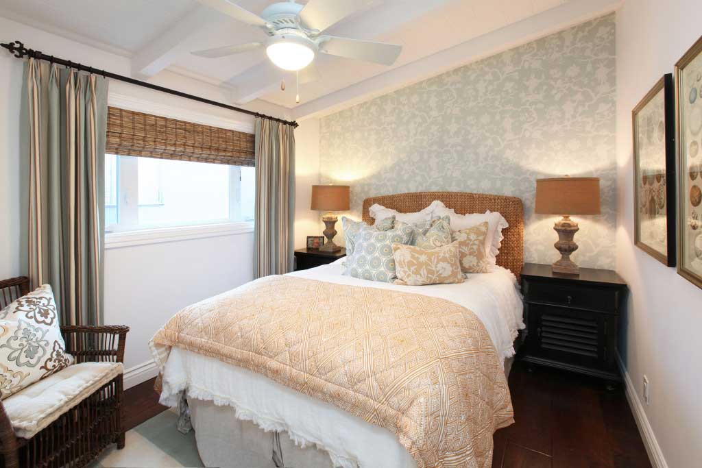 small bedroom with ceiling fan light