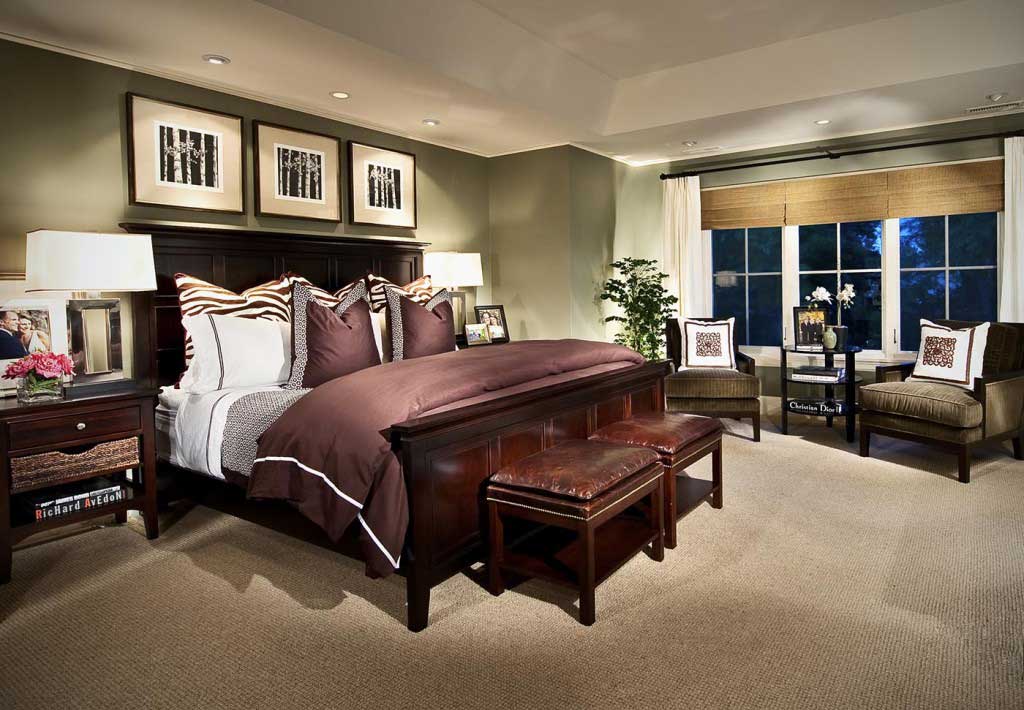 traditional master bedroom with table lamps 