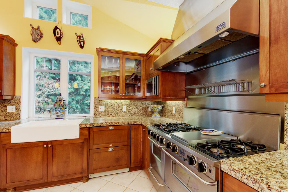 Modern kitchen with ST Cecilia granite