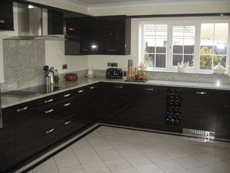 Kashmir White Granite Countertops Pictures Cost Pros And Cons   02 Modern Kitchen With Kashmir White Granite Countertops 