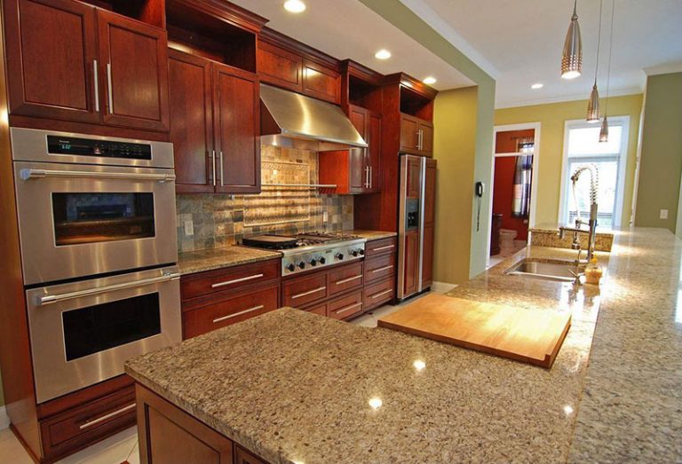 New Venetian Gold Granite Countertops Elegance Gold Granite   05 New Venetian Gold Granite With Cherry Cabinets 768x523 