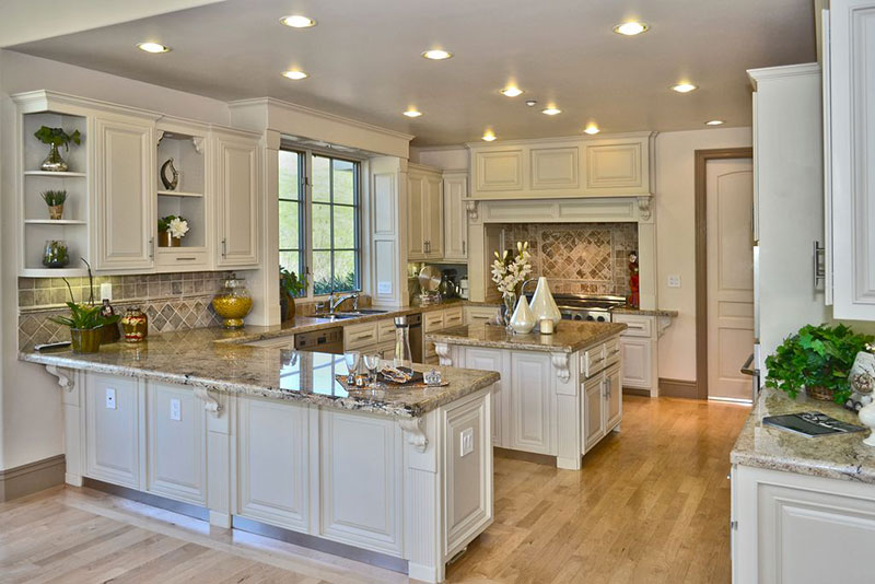 Cottage kitchen with white ice granite