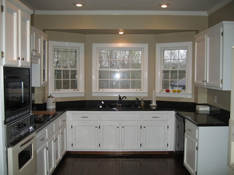 Small kitchen with uba tuba granite