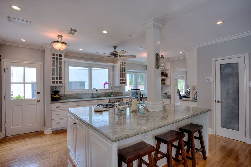 Craftsman kitchen with bianco romano granite