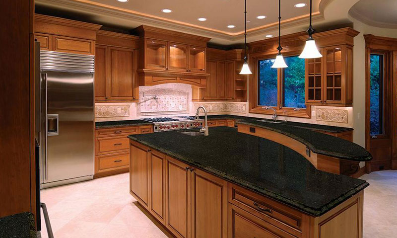 Uba Tuba Granite With Light Hioney Oak Cabinets : 5 Popular Granite Kitchen Countertop And Backsplash Pairings / Hawaii granite works with oak cabinets in almost the same.