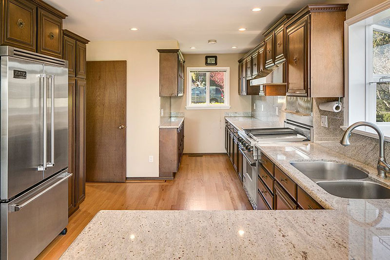 Traditional kitchen with river white granite