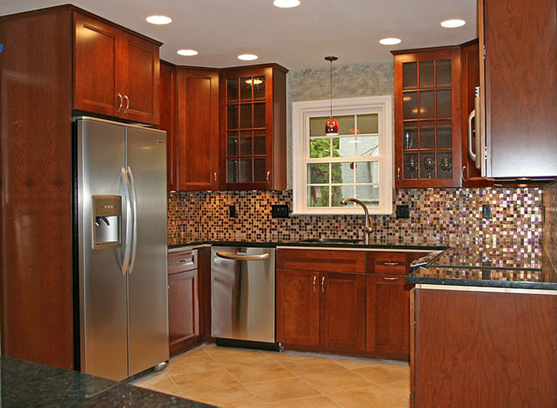 Traditonal kitchen with uba tuba granite and tile backsplash