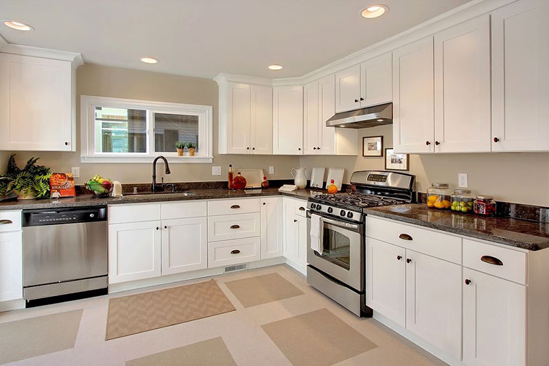 Traditional white kitchen with uba tuba granite