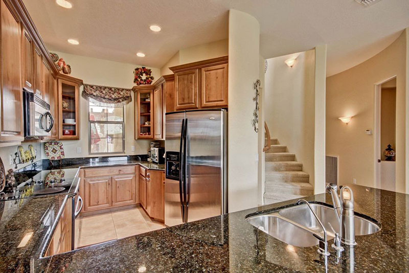 Mediterranean kitchen with Ubatuba granite