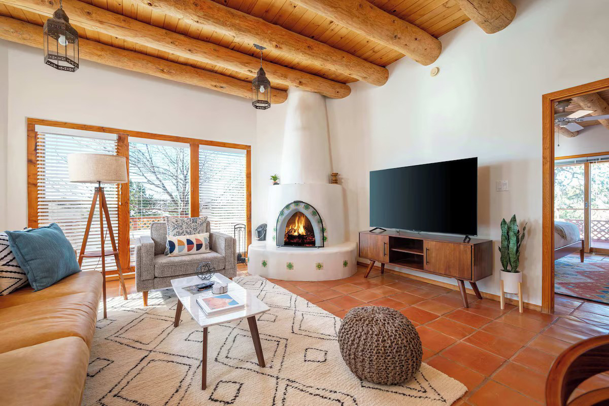 Modern Santa Fe Living Room Design Idea