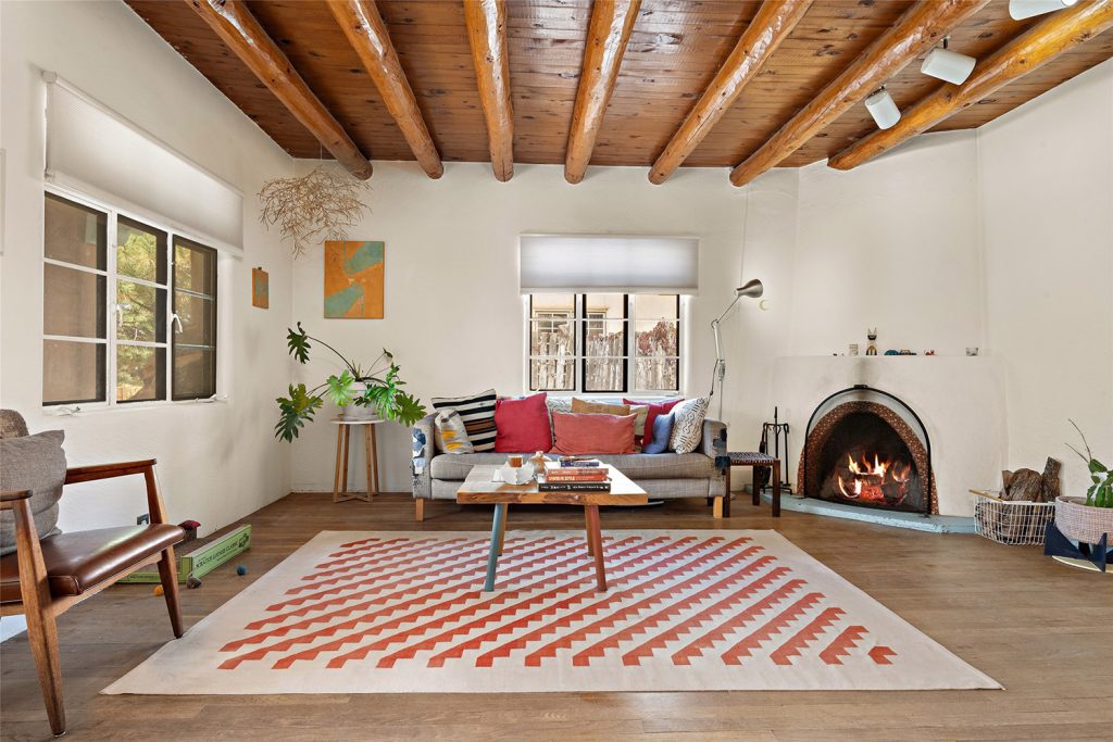 Modern-Santa-Fe-Style-Living-Room-Design-Ideas-Modern-Santa-Fe-Style-Living-Room-Design-Ideas-Stick to Simple Textiles