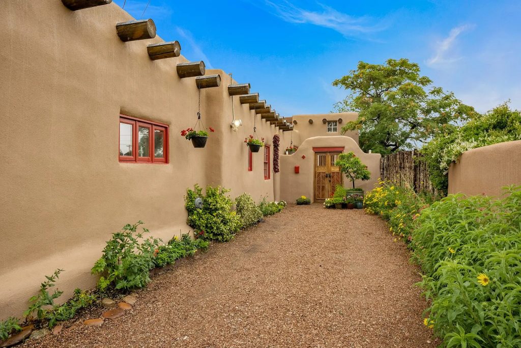 Santa-Fe-Style-Courtyard-Ideas Add Viga Beams