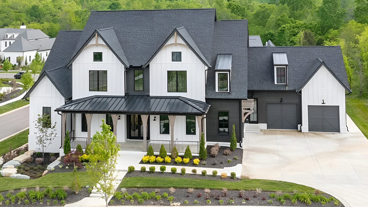 10 Beautiful Farmhouse Exteriors for Curb Appeal Inspiration