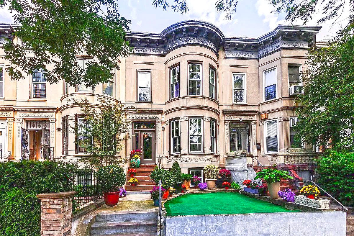 15 Brownstone Front Garden Ideas to Upgrade Your Curb Appeal