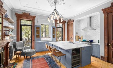 25 Brownstone Kitchen Ideas That Blend Classic Charm with Modern Style