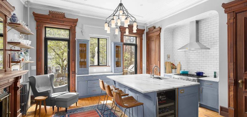 25 Brownstone Kitchen Ideas That Blend Classic Charm with Modern Style