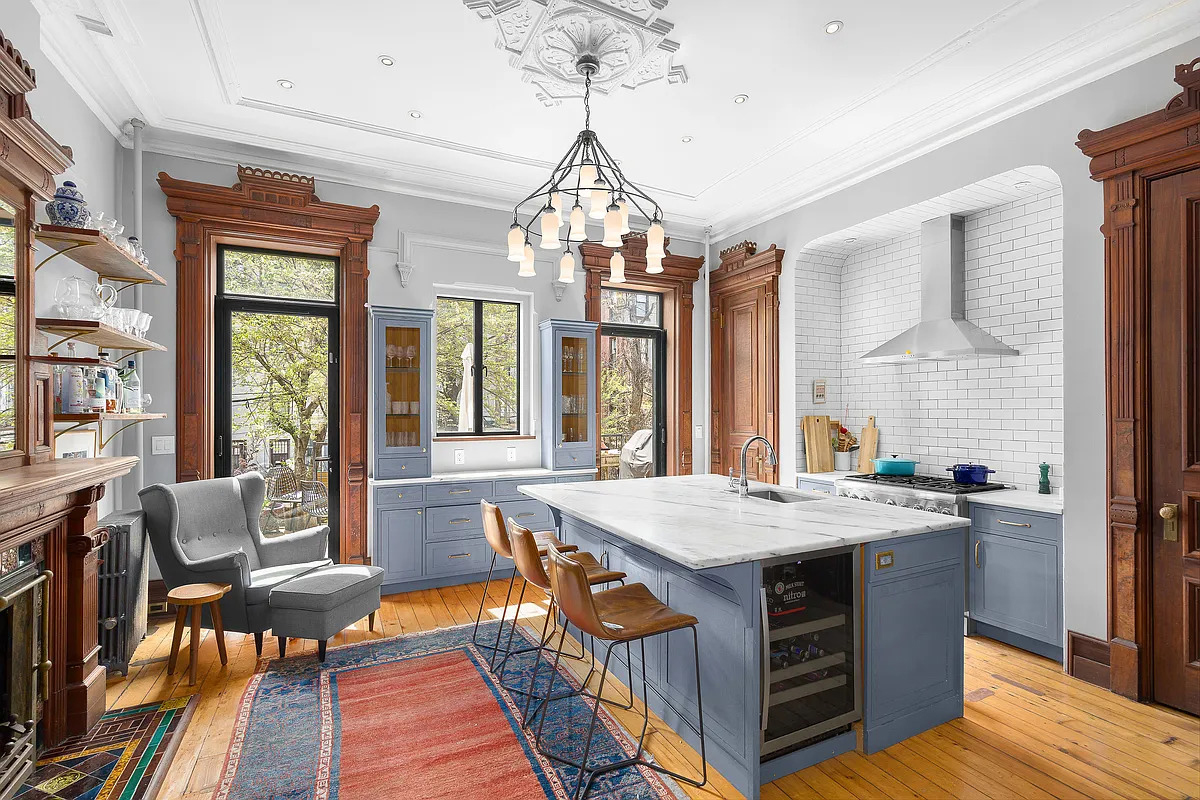 25 Brownstone Kitchen Ideas That Blend Classic Charm with Modern Style