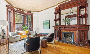 25 Brownstone Living Room Decor Ideas to Bring Your Classic Space to Life
