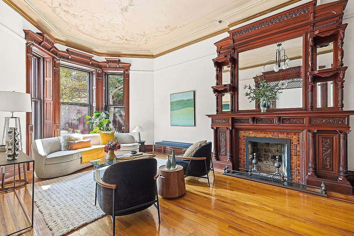 25 Brownstone Living Room Decor Ideas to Bring Your Classic Space to Life