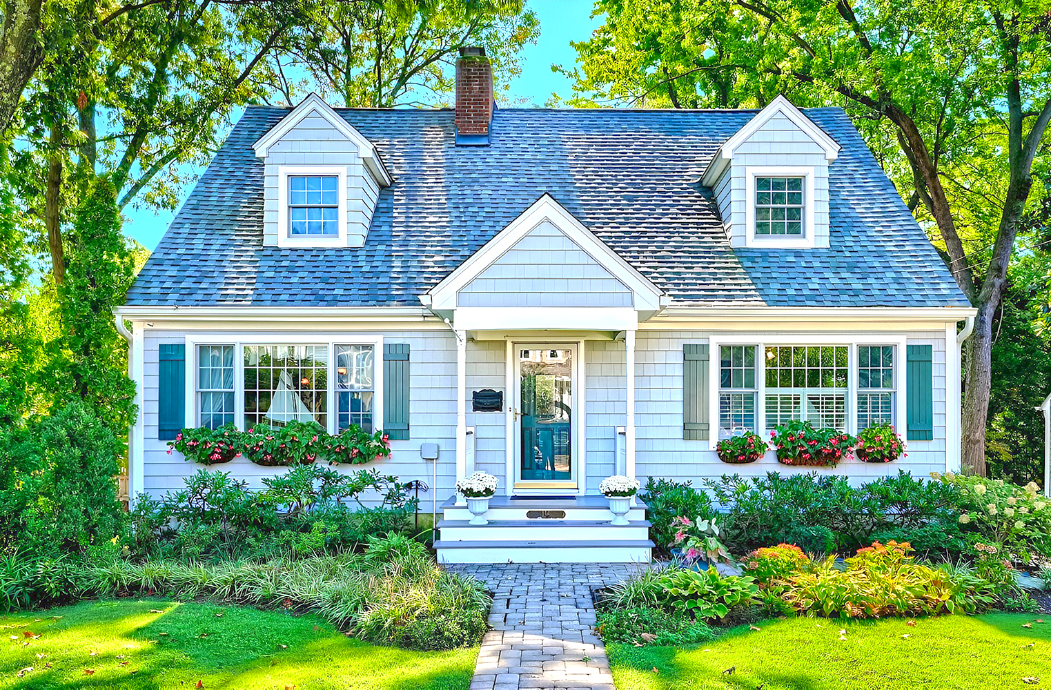 20 Cape Cod House Exterior Remodel Ideas to Elevate Your Home's Curb Appeal