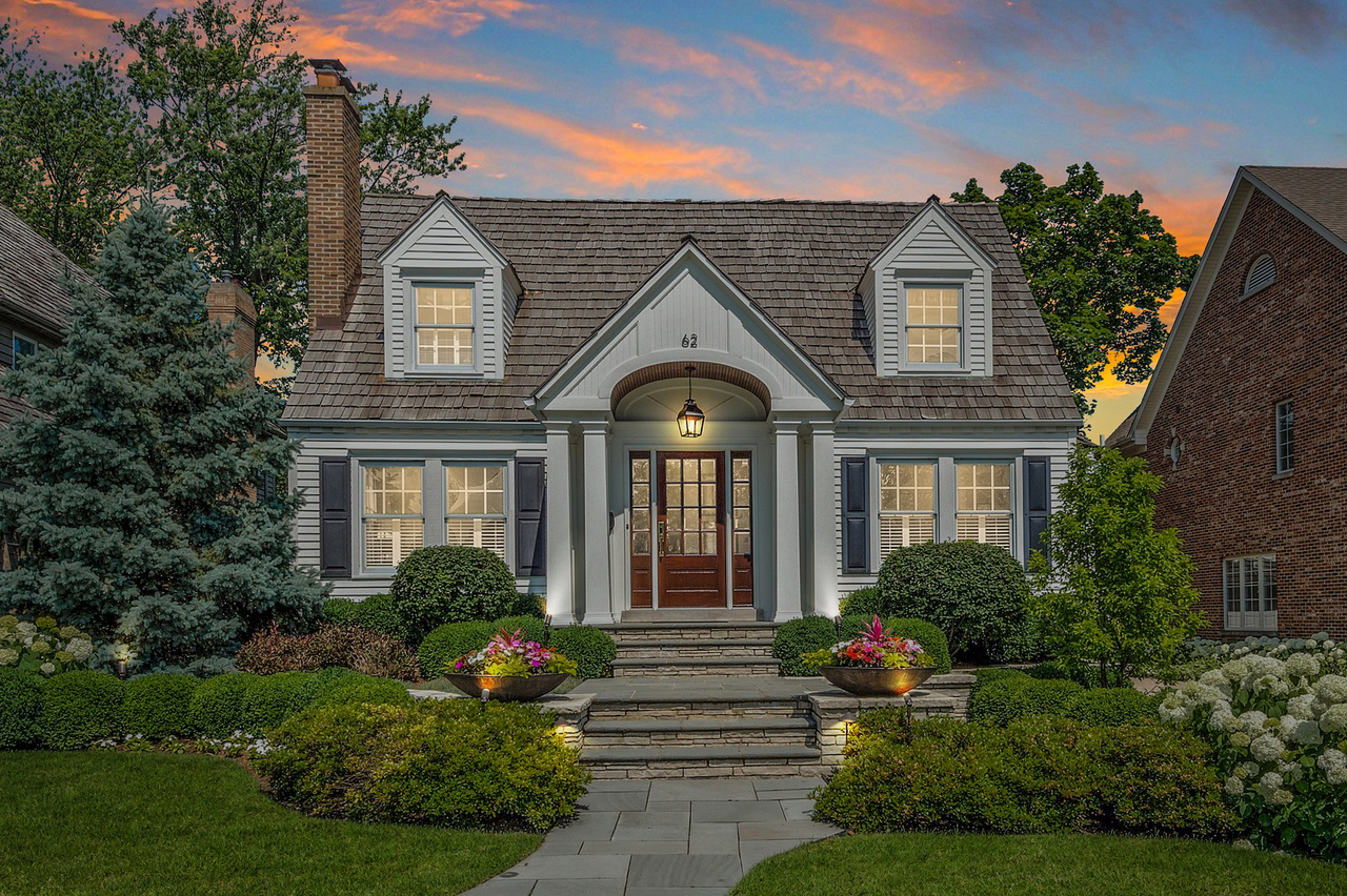 Charming Cape Cod Front Yard Landscaping Ideas for Instant Curb Appeal
