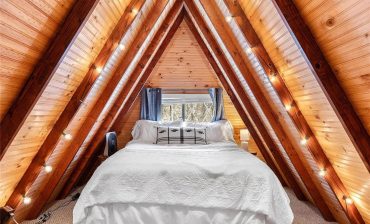 20 Stunning A-Frame Bedroom Designs for a Cozy Retreat