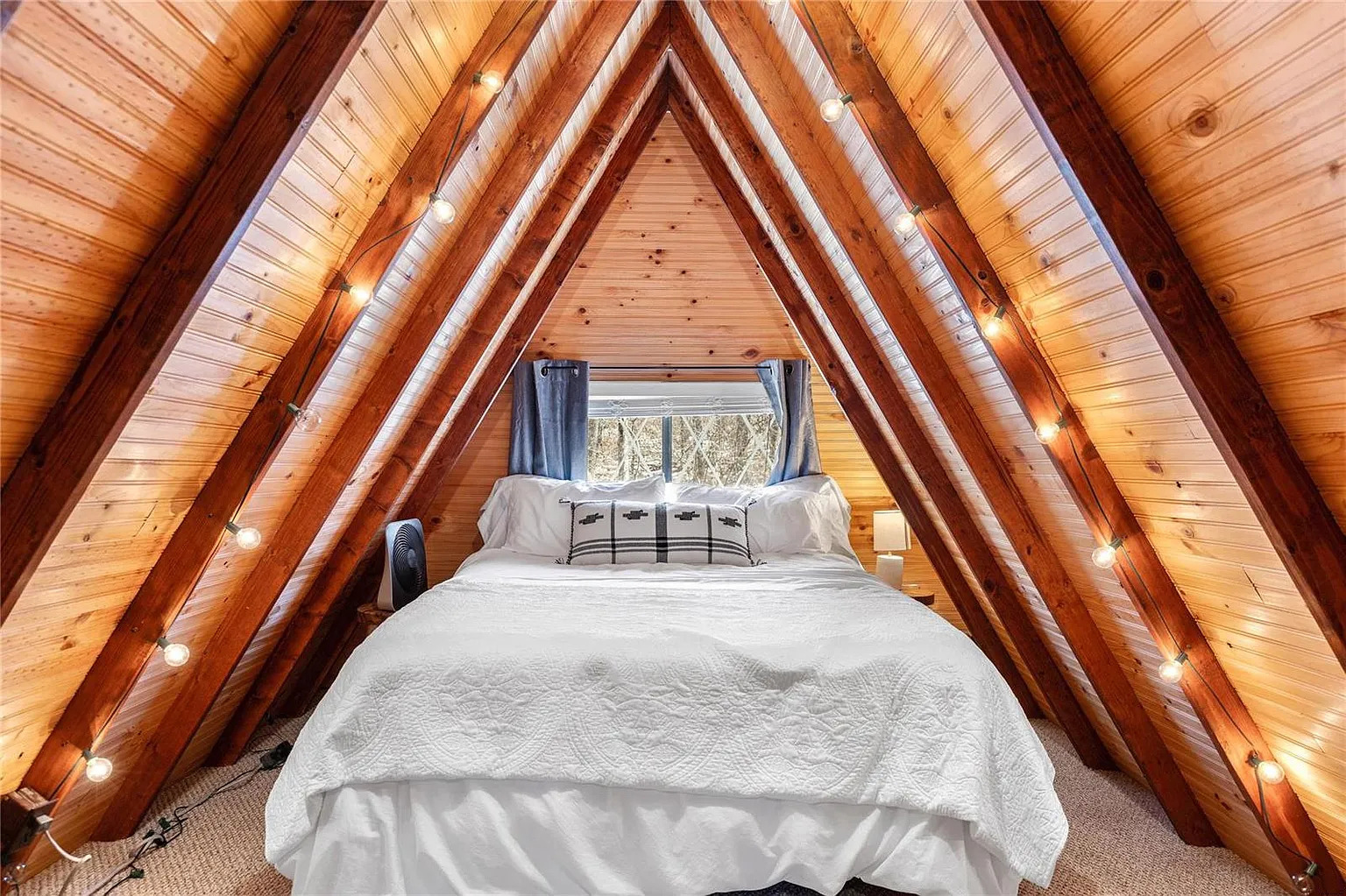20 Stunning A-Frame Bedroom Designs for a Cozy Retreat