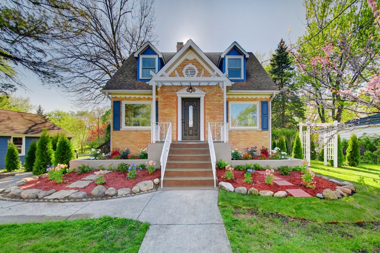 A Look Inside a Charming 1940 Cape Cod Home: Interior and Exterior Remodel Ideas