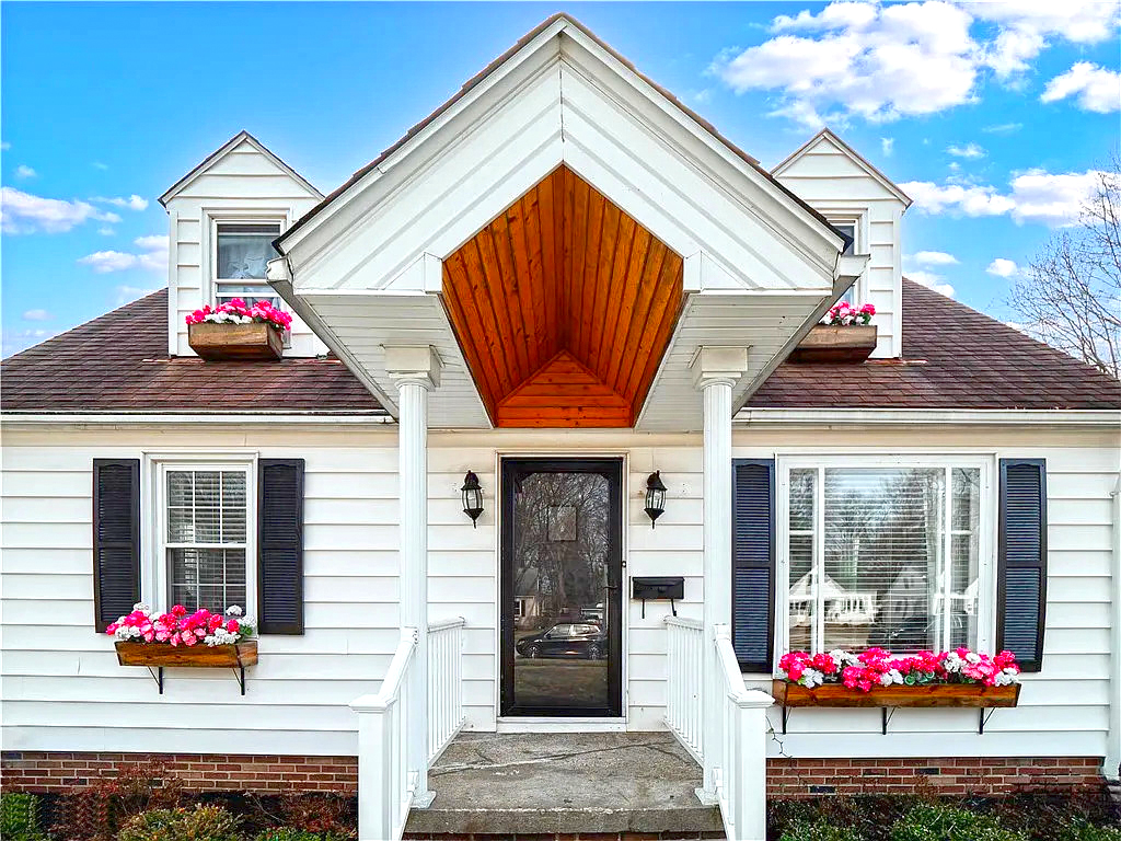 30 White Cape Cod Exterior Color Schemes