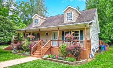 15 Charming Cape Cod Front Porch Designs That Make Every Welcome Feel Like Home