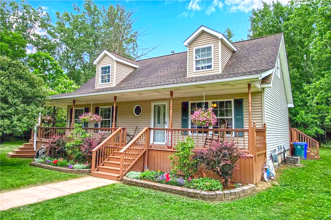 15 Charming Cape Cod Front Porch Designs That Make Every Welcome Feel Like Home