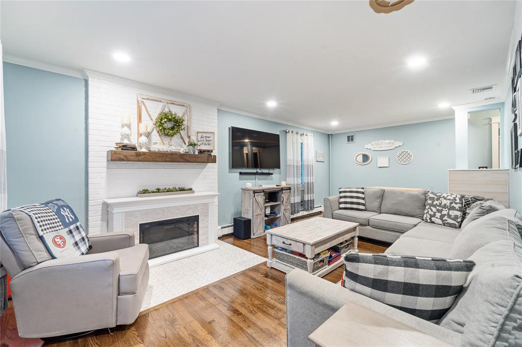 Cozy Cape Cod Living Room Layouts: 9 Effortless Ways to Arrange Your Space