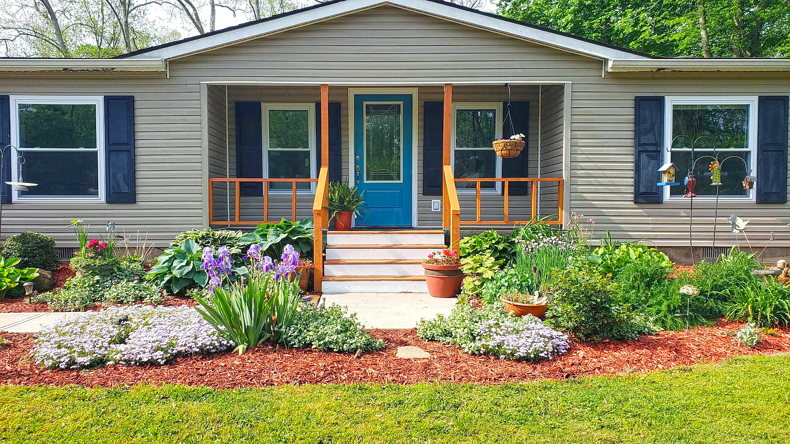 20 Stunning Manufactured Home Landscaping Designs