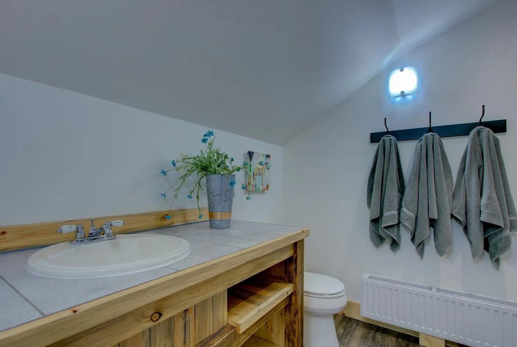 Quonset-Hut-House Upstairs Bathroom