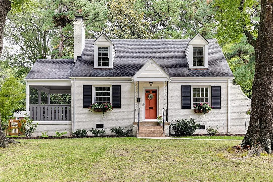 Step Inside This Stunning Cape Cod House: Inspiring Exterior & Interior ...