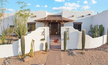 15 White Santa Fe Style Home Exteriors That Capture the Magic of the Southwest