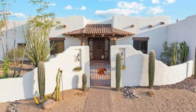 15 White Santa Fe Style Home Exteriors That Capture the Magic of the Southwest