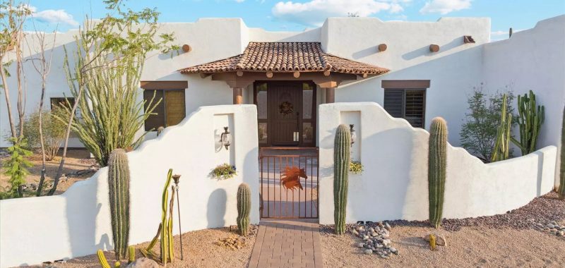 15 White Santa Fe Style Home Exteriors That Capture the Magic of the Southwest