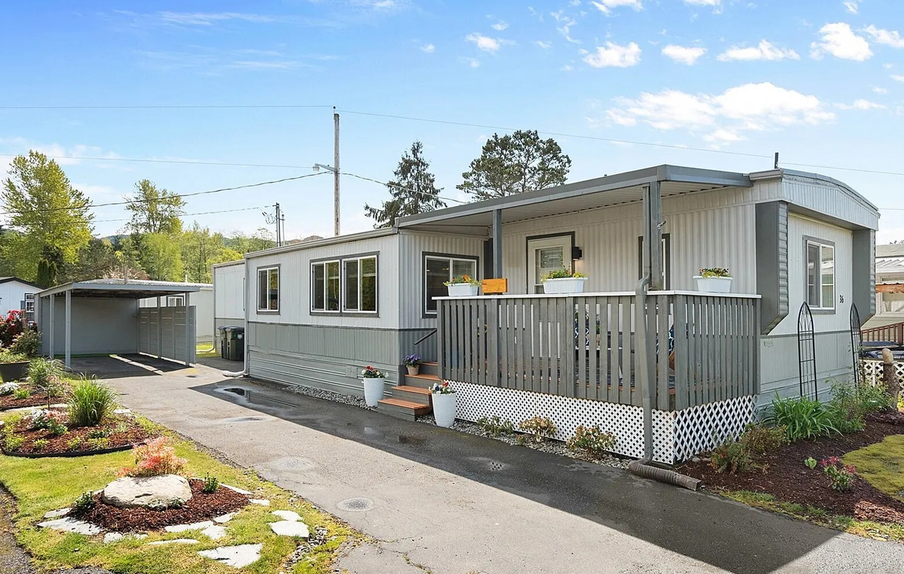 A Closer Look at This Cozy Manufactured Home Makeover That Feels Like a Dream