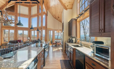 20 Mountain Home Kitchen Designs That Feel Cozy and Luxe