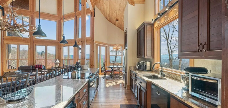 20 Mountain Home Kitchen Designs That Feel Cozy and Luxe