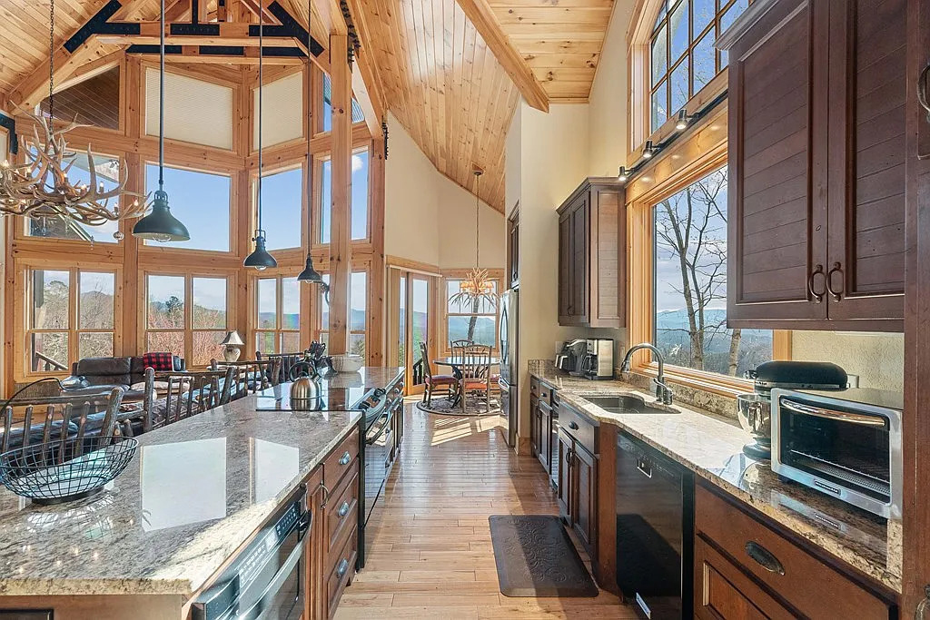 20 Mountain Home Kitchen Designs That Feel Cozy and Luxe