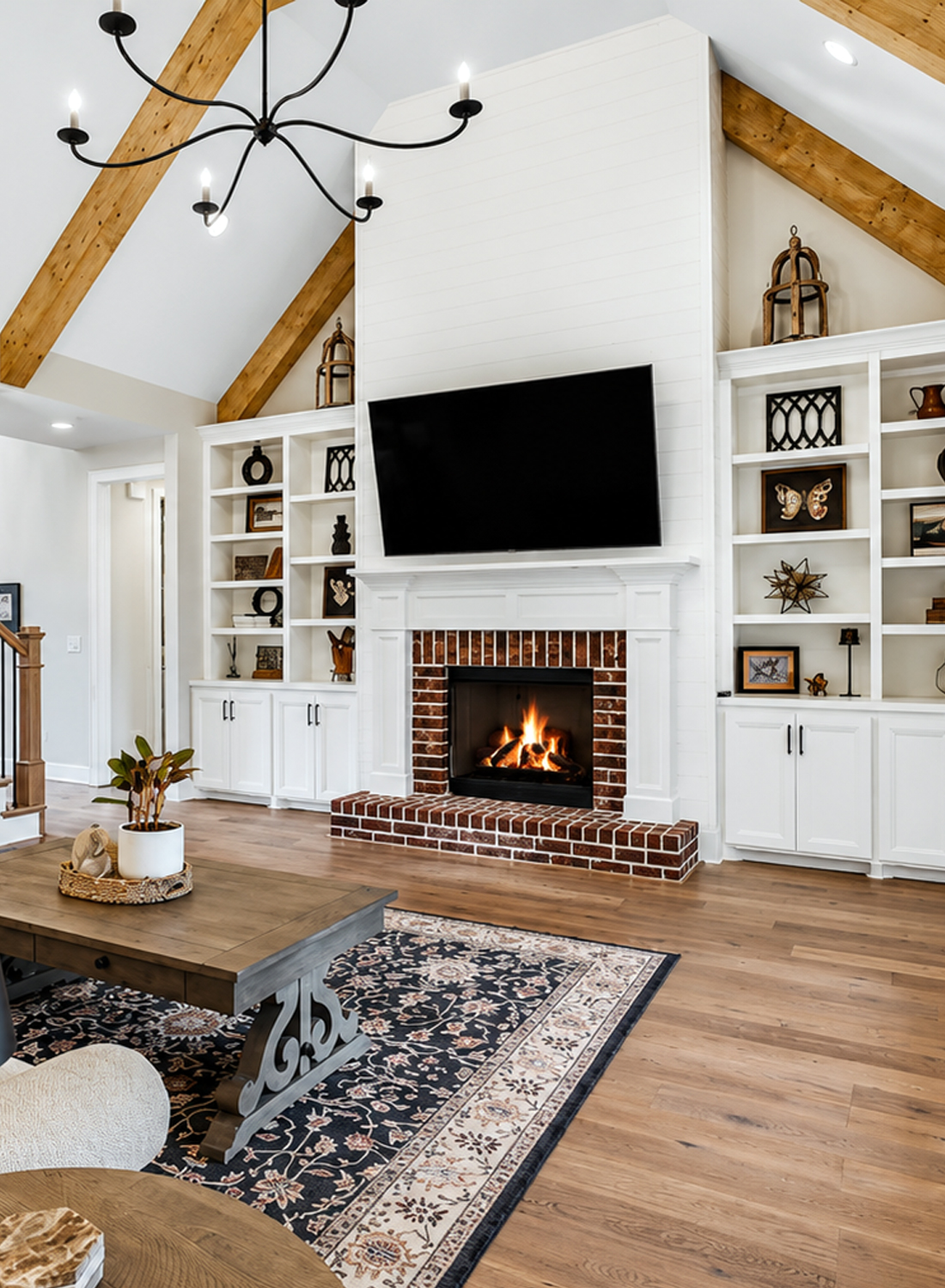 Stunning Farmhouse Living Rooms with Vaulted Ceilings