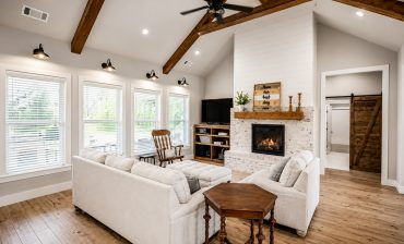 Stunning Farmhouse Living Rooms with Vaulted Ceilings