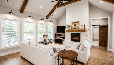 Stunning Farmhouse Living Rooms with Vaulted Ceilings