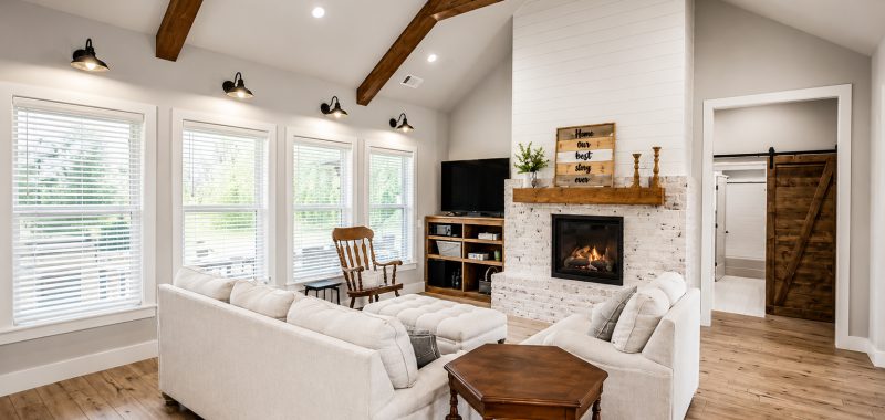 Stunning Farmhouse Living Rooms with Vaulted Ceilings