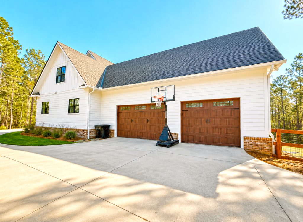 Southern-Farmhouse-Garage